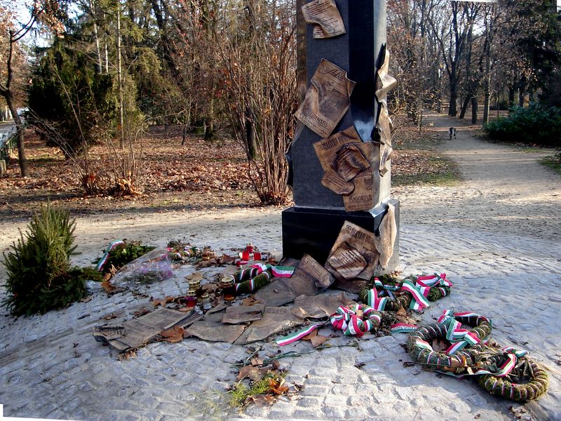 56-os emlékmű - Csongrád.jpg